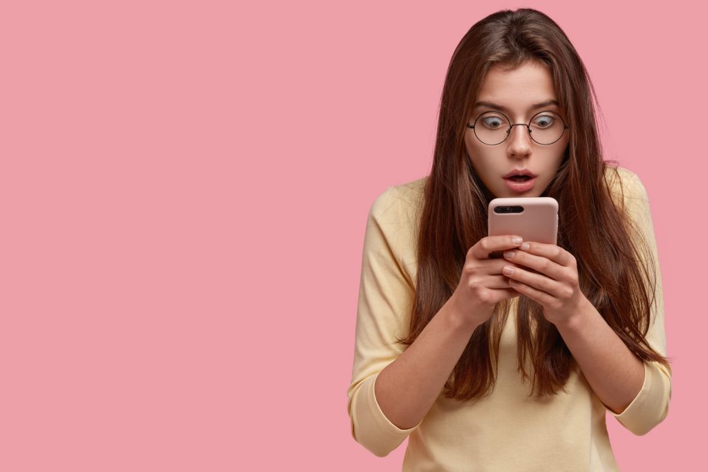 Influencer marketing menggunakan strategi FOMO (Image by wayhomestudio on Freepik)