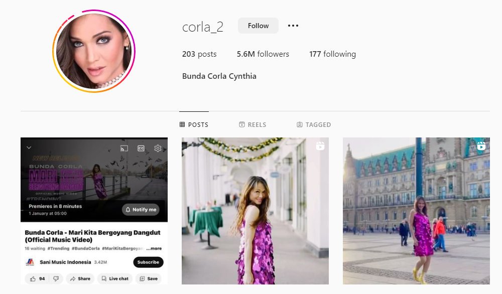 Bunda Corla influencer viral Instagram TikTok tampil menawan dengan dress
